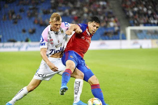 07 08 2019 Basel Football Men Season 2019 2020 Champions League Qualification FC Basel Linzer ASK Im Bild Thoas Goiginger LASK I vs. Blas Riveros FC Basel Action Duel