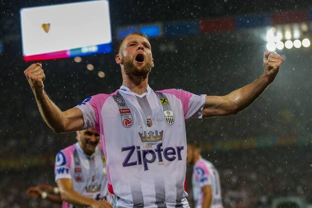 Sport Bilder des Tages SOCCER - CL quali, Basel vs LASK BASEL,SWITZERLAND,07.AUG.19 - SOCCER - UEFA Champions League qualification, FC Basel vs Linzer ASK. Image shows the rejoicing of Joao Klauss de Mello (LASK). GEPAxpictures xPhilippxBrem