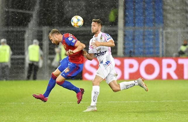 07 08 2019 Basel Football Men Season 2019 2020 Champions League Qualification FC Basel Linzer ASK In picture Silvan Widmer FC Basel against Rene Renner LASK Action duel