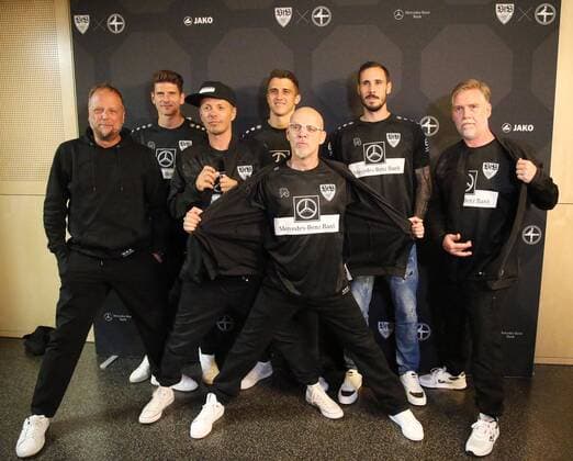 Bilder des Jahres 2019, Sport 08 August Sport Themen der Woche KW32 Sport Bilder des Tages VFB Stuttgart Fanta 4 Trikot 07.08.2019 Deutschland Stuttgart Stadtpalais Vorstellung des Neuen VFB Stuttgart Fanta 4 Trikot. v. li. VFB Spieler hinten Mario Gomez, Marc-Oliver Kempf, Jens Grahl und die Musikgrupe Fanta 4 aus Stuttgart. Foto Herbert Rudel *** VFB Stuttgart Fanta 4 Jersey 07 08 2019 Germany Stuttgart Stadtpalais Introduction of the new VFB Stuttgart Fanta 4 Jersey v left VFB player behind Mario Gomez, Marc Oliver Kempf, Jens Grahl and the music group Fanta 4 from Stuttgart Photo Herbert Rudel