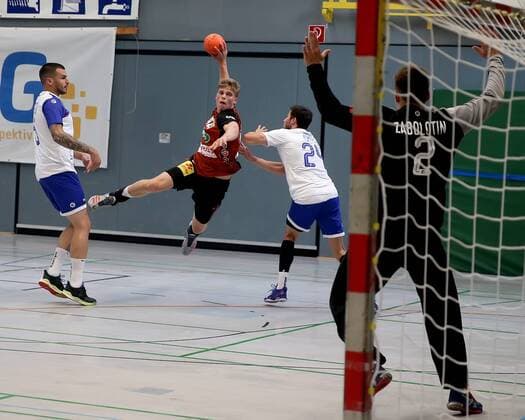 GSD zje 07 08 2019 Hannover Recken Russia National Team Hannovers Martin Hanne on the ball against Russias Dmitrii Kornev and goalkeeper Denis Zabolotin