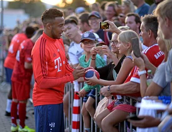 08 08 2019, Football 2019 2020, 1 Bundesliga, test match in training camp, FC Rottach Egern FC Bayern Munich, stadium Rottach Egern am Tegernsee, Corentin Tolisso FC Bayern Munich with the fans