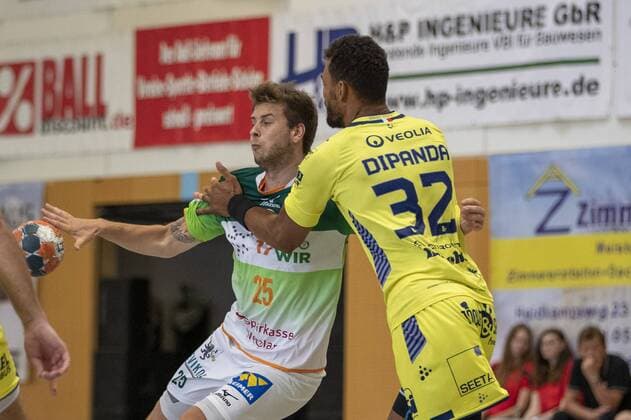 HSG Wetzlar vs. St Raphael Var, International Heide Cup 2019, Schneverdingen 09 08 19 Olle Forsell Schefvert HSG Wetzlar, 25 against Adrien Dipanda St Raphael Var, 32 Copyright: xBEAUTIFULxSPORTS MarioxM.xKobergx