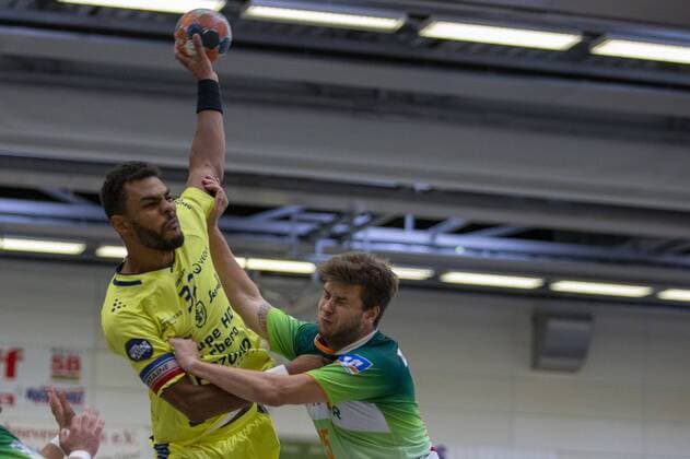 HSG Wetzlar vs. St Raphael Var, International Heide Cup 2019, Schneverdingen 09 08 19 Adrien Dipanda St Raphael Var, 32 vs. Olle Forsell Schefvert HSG Wetzlar, 25 Copyright: xBEAUTIFULxSPORTS MarioxM.xKobergx