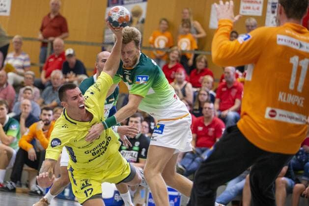 HSG Wetzlar vs. St Raphael Var, International Heide Cup 2019, Schneverdingen 09 08 19 Aleksa Kolakovic St Raphael Var, 17 vs. Kristian Bjoernsen HSG Wetzlar, 07 and Till Klimpke HSG Wetzlar, 11 Copyright: xBEAUTIFULxSPORTS MarioxM.xKobergx