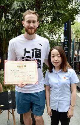 NBA, Basketball Herren, USA star Gordon Hayward of Boston Celtics, tallest, learns how to sort garbage during his China tour on a road in Shanghai, China, 9 August 2019. Gordon Hayward follows Shanghai s suit on garbage sorting in earnest  bjl13773242