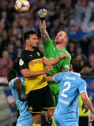 Fussball, Bundesliga, Deutschland, Herren, Saison 2019 2020, DFB-Pokal, 1. Runde, Merkur-Spiel-Arena Düsseldorf, KFC Uerdingen (blau) - Bor. Dortmund, BVB (gelb); Lukas Königshofer (KFC), Mats Hummels (BVB). Aktion *** Football, Bundesliga, Germany, Men, Season 2019 2020, DFB Cup, 1 Round, Merkur Spiel Arena Düsseldorf, KFC Uerdingen blau Bor Dortmund, BVB yellow Lukas Königshofer KFC , Mats Hummels BVB Action