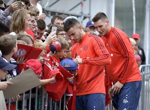 10 08 2019, Football 2019 2020, 1 Bundesliga, Training Camp FC Bayern Munich, Stadium Rottach Egern am Tegernsee, Lucas Hernandez li, FC Bayern Munich signs autographs, re Niklas Süle FC Bayern München