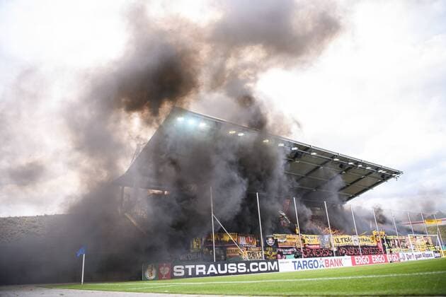 Bilder des Jahres 2019, Sport 08 August Sport Themen der Woche KW32 Sport Bilder des Tages 10.08.2019, xkvx, Fussball DFB-Pokal 1.Runde, TuS Dassendorf - Dynamo Dresden emspor, v.l. Dynamo Dresden Fans Pyro Pyrotechnik Feuer Rauch Ultras Stimmung Fanblock Qualm Bengalo Maske Masken (DFL DFB REGULATIONS PROHIBIT ANY USE OF PHOTOGRAPHS as IMAGE SEQUENCES and or QUASI-VIDEO) Zwickau *** 10 08 2019, xkvx, Soccer DFB Cup 1 Round, TuS Dassendorf Dynamo Dresden emspor, v l Dynamo Dresden Fans Pyro Pyrotechnics Fire Smoke Ultras Mood Fanblock Smoke Bengalo Mask Masks DFL DFB REGULATIONS PROHIBIT ANY USE OF PHOTOGRAPHS as IMAGE SEQUENCES and or QUASI VIDEO Zwickau
