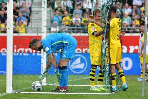 Bilder des Jahres 2019, Sport 08 August Sport Themen der Woche KW32 Sport Bilder des Tages Torschuetze zum 0:3 Mario Goetze (Borussia Dortmund 10) mit Achraf Hakimi (Borussia Dortmund 5) im Tor von Maximilian Schulze Niehues (Preussen Muenster 35) DFB regulations prohibit any use of photographs as image sequences and or quasi-video, GER, Fussball, 3. Liga, SC Preussen Muenster - Borussia Dortmund, 10.08..2019, Preussenstadion Muenster *** Goal scorer for 0 3 Mario Goetze Borussia Dortmund 10 with Achraf Hakimi Borussia Dortmund 5 in goal by Maximilian Schulze Niehues Preussen Muenster 35 DFB regulations prohibit any use of photographs as image sequences and or quasi video, GER, Fussball, 3 Liga, SC Preussen Muenster Borussia Dortmund, 10 08 2019, Preussenstadion Muenster Copyright: xEIBNER FrankxWenzelx EP_fwl