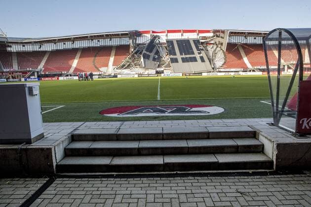 The following text was translated automatically 10-08-2019 Alkmaar, Roof of the AZ stadium partially collapsed The roof of the Afas stadium of football club AZ in Alkmaar has partially collapsed today. The club reports that no people were injured. The strong wind is probably the cause of the collapse. General m Photo and Copyright: Leo Vogelzang VOF Hollandse Hoogte  Copyright: xHollandsexHoogtex xLeoxVogelzangx x200861258x