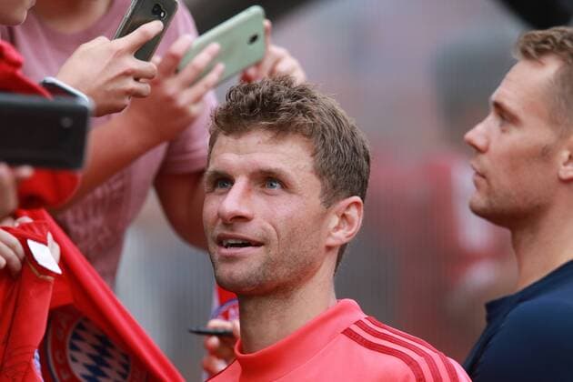 Thomas Müller signs autographs football FC Bayern Munich Training in Rottach Egern 06 08 2019