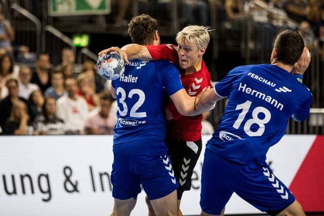 Heroes of Handball 2019 VfL Gummersbach Aalborg Handbold Robin Haller 32, VfL Gummersbach , Janus Smarason 3, Aalborg Handbold Heroes of Handball 2019 VfL Gummersbach Aalborg Handbold Koeln, Lanxessarena Copyright: xBEAUTIFULxSPORTS Wunderlx