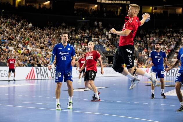 Heroes of Handball 2019 VfL Gummersbach Aalborg Handbold Alexander Hermann 18, VfL Gummersbach , Sebastian Barthold 6, Aalborg Handbold Heroes of Handball 2019 VfL Gummersbach Aalborg Handbold Koeln, Lanxessarena Copyright: xBEAUTIFULxSPORTS Wunderlx