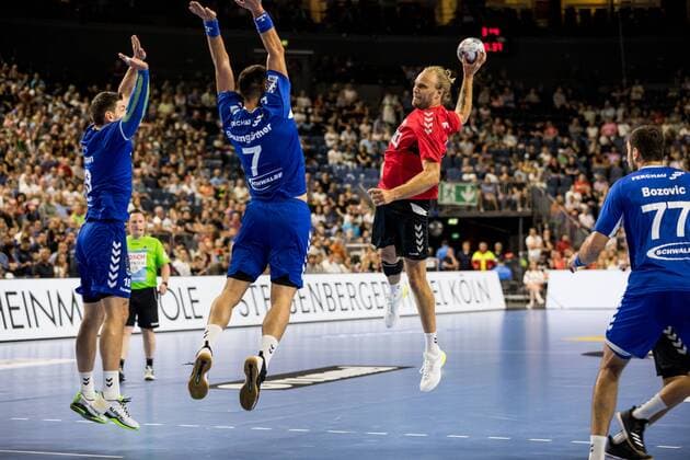 Heroes of Handball 2019 VfL Gummersbach Aalborg Handbold Florian Baumgaertner 7, VfL Gummersbach , Hendrik Moellgaard 21, Aalborg Handbold Heroes of Handball 2019 VfL Gummersbach Aalborg Handbold Koeln, Lanxessarena Copyright: xBEAUTIFULxSPORTS Wunderlx