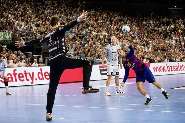 Heroes of Handball 2019 THW Kiel FC Barcelona Niklas Ladin Jacobsen 1, THW Kiel , Aleix Gomez 20, FC Barcelona Heroes of Handball 2019 THW Kiel FC Barcelona Koeln, Lanxessarena Copyright: xBEAUTIFULxSPORTS Wunderlx