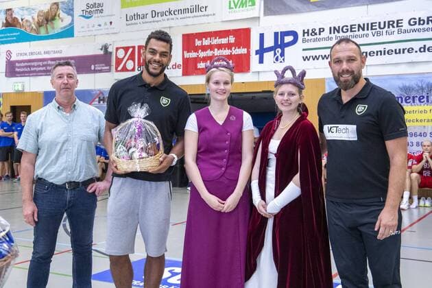 HSG Wetzlar vs Fuechse Berlin, 11 International Heide Cup 2019, Schneverdingen 11 08 19 Place 5 St Raphael Var Handball with Heide Queen Sarah Winkelmann Copyright: xBEAUTIFULxSPORTS MarioxM.xKobergx