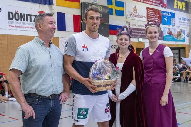 HSG Wetzlar vs Fuechse Berlin, 11 International Heide Cup 2019, Schneverdingen 11 08 19 3 Place Handball Sports Club Hamburg with Heidekoenigin Sarah Winkelmann Copyright: xBEAUTIFULxSPORTS MarioxM.xKobergx