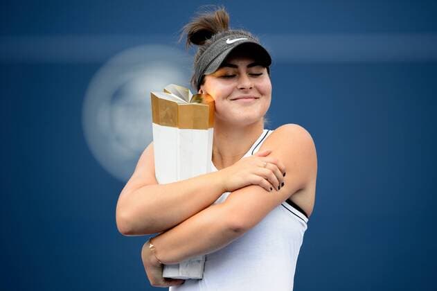 Bilder des Jahres 2019, Sport 08 August Sport Themen der Woche KW32 Sport Bilder des Tages TORONTO, ON - AUGUST 11: Bianca Andreescu (CAN) hugs the championship trophy after winning the Rogers Cup tennis tournament final on August 11, 2019, at Aviva Centre in Toronto, ON, Canada. (Photo by Julian Avram Icon Sportswire) TENNIS: AUG 11 Rogers Cup Icon1908111031