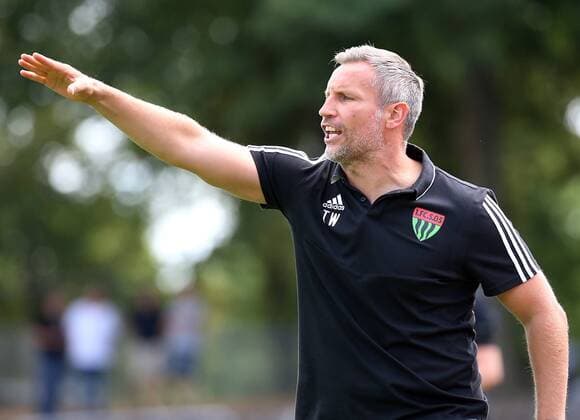 v left coach Timo Wenzel 1 FC Schweinfurt 05 gives instructions, gesticulate, gesticulate with his arms, gives instructions, gesticulate, single picture, 10 08 2019, Schweinfurt, football, Regionalliga Bayern, 1 FC Schweinfurt 05 SV Heimstetten xfsx