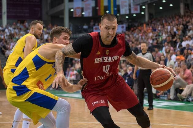 Basketball Trier 11.08.2019 Deutscher Basketball Bund DBB Nationalmannschaft Herren Männer Vorbereitungsspiel zum WM 2019 Deutschland (GER) - Schweden (SWE) Daniel Theis (Deutschland, No.10) Alexander Lindqvist (Schweden, No.14) *** Basketball Trier 11 08 2019 German Basketball Federation DBB National Team Men Men Preparation game for World Cup 2019 Germany GER Sweden SWE Daniel Theis Germany, No 10 Alexander Lindqvist Sweden, No 14