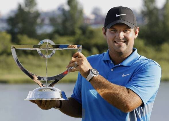 Bilder des Jahres 2019, Sport 08 August Sport Themen der Woche KW32 Sport Bilder des Tages Patrick Reed holds The Northern Trust trophy after shooting a 69 in the final round and finishing 16 under par to win The Northern Trust golf championship Fed Ex Cup playoffs at Liberty National Golf Club in Jersey City, New Jersey on Thursday, August 11, 2019.  NYP201908089049 PETERxFOLEY