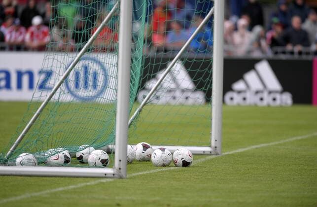 10.08.2019, Fussball 2019 2020, 1.Bundesliga, Trainingslager FC Bayern München, Stadion Rottach Egern am Tegernsee, JAKO-Spielbälle im Tor, Adidas-Schriftzug auf der Werbebande hinten. *** 10 08 2019, football 2019 2020, 1 Bundesliga, training camp FC Bayern Munich, stadium Rottach Egern am Tegernsee, JAKO match balls in goal, Adidas lettering on the back of the advertising board