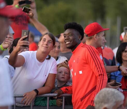 08 08 2019, Football 2019 2020, 1 Bundesliga, test match in training camp, FC Rottach Egern FC Bayern Munich, stadium Rottach Egern am Tegernsee, re Alphonso Davies FC Bayern Munich with the fans