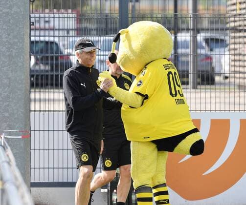 13 08 2019, Soccer GER, 1 Bundesliga season 2019 2020, Training Borussia Dortmund, Coach Lucien Favre Borussia Dortmund welcomes mascot EMMA Team2
