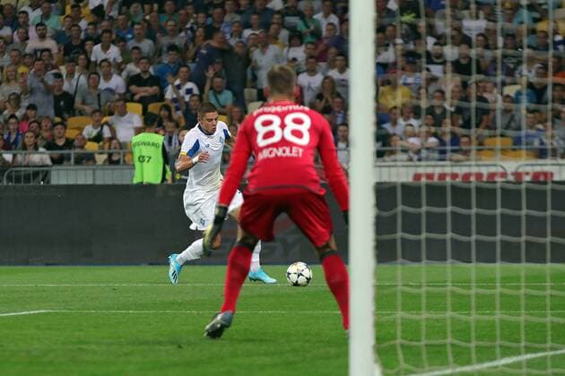 Defender Vitalii Mykolenko (L) of FC Dynamo Kyiv assists in an attack against goalkeeper Simon Mignolet (front) of Club Brugge KV during the UEFA Champions League third qualifying round 2nd leg game at the NSC Olimpiyskiy, Kyiv, capital of Ukraine, August 13, 2019. Ukrinform. Dynamo faces Club Brugge in Champions League qualifier in Kyiv  Copyright: xPavlo_Bagmutx