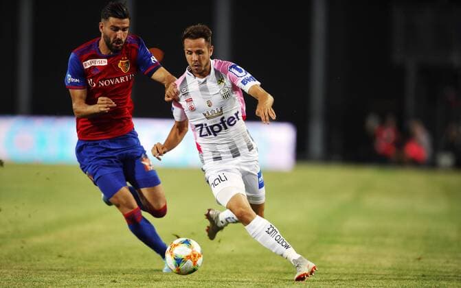 SOCCER - CL qualification, LASK vs Basel LINZ,AUSTRIA,13.AUG.19 - SOCCER - UEFA Champions League, qualification, LASK vs FC Basel. Image shows Kemal Ademi (Basel) and Rene Renner (LASK). GEPAxpictures xMatthiasxHauer