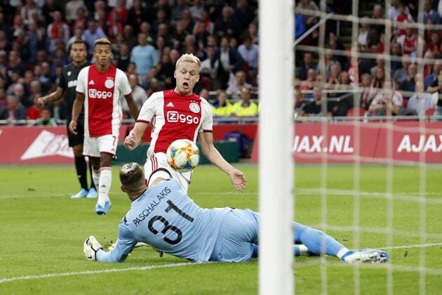 (l-r) Donny van de Beek of Ajax, PAOK FC goalkeeper Alexandros Paschalakis during the UEFA Champions League third round qualifying second leg match between Ajax Amsterdam and PAOK FC at the Johan Cruijff Arena on August 13, 2019 in Amsterdam, The Netherlands UEFA Champions League 2019 2020 xVIxVIxImagesx xMauricexvanxSteenxIVx 200941381