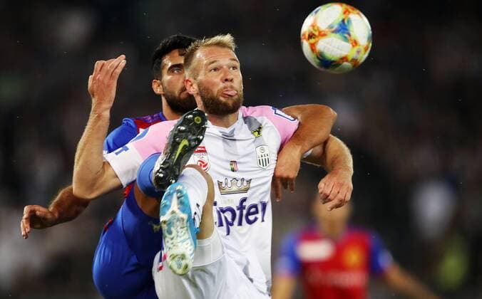 SOCCER - CL qualification, LASK vs Basel LINZ,AUSTRIA,13.AUG.19 - SOCCER - UEFA Champions League, qualification, LASK vs FC Basel. Image shows Eray Cuemart (Basel) and Joao Klauss De Mello (LASK). GEPAxpictures xMatthiasxHauer
