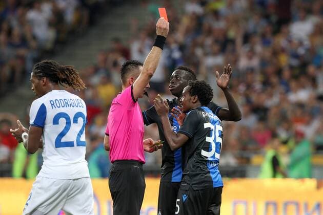 Sport Bilder des Tages Club s Percy Tau receives a red card from referee Ivan Bebek during a soccer game between Ukrainian club Dynamo Kyiv and Belgian team Club Brugge KV, Tuesday 13 August 2019 in Kyiv, Ukraine, the return match in the third qualifying round of the UEFA Champions League. Club won the first leg 1-0. BRUNOxFAHY  x05642885x