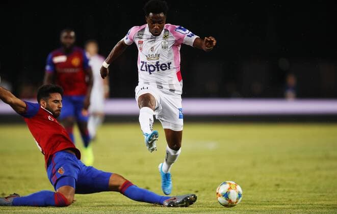 SOCCER - CL qualification, LASK vs Basel LINZ,AUSTRIA,13.AUG.19 - SOCCER - UEFA Champions League, qualification, LASK vs FC Basel. Image shows Eray Cuemart (Basel) and Samuel Tetteh (LASK). GEPAxpictures xMatthiasxHauer