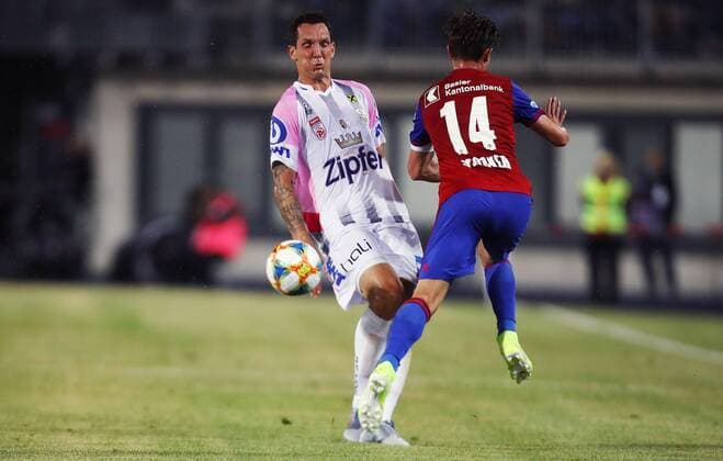 SOCCER - CL qualification, LASK vs Basel LINZ,AUSTRIA,13.AUG.19 - SOCCER - UEFA Champions League, qualification, LASK vs FC Basel. Image shows Emanuel Pogatetz (LASK) and Valentin Stocker (Basel). GEPAxpictures xMatthiasxHauer