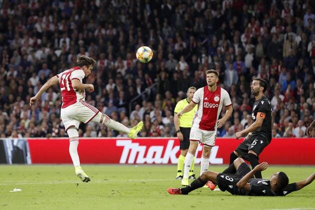 (L-R) Nico Tagliafico of Ajax, Klaas Jan Huntelaar of Ajax, Jose Angel Crespo of PAOK FC 2-1 during the UEFA Champions League third round qualifying second leg match between Ajax Amsterdam and PAOK FC at the Johan Cruijff Arena on August 13, 2019 in Amsterdam, The Netherlands UEFA Champions League 2019 2020 xVIxVIxImagesx xMauricexvanxSteenxIVx 200943385