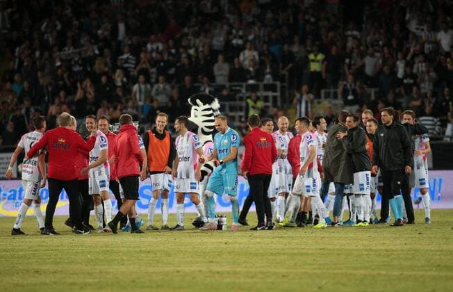 SOCCER - CL qualification, LASK vs Basel LINZ,AUSTRIA,13.AUG.19 - SOCCER - UEFA Champions League, qualification, LASK vs FC Basel. Image shows the rejoicing of the team of LASK. GEPAxpictures xWalterxLuger