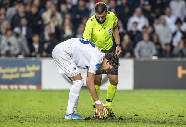 Jonas Wind 23, FC Copenhagen, puts the ball on the spot before the last kick during the match in the Champions League qualifier between FC Koebenhavn and Roede Stjerne i Parken on Tuesday, August 13, 2019, Copenhagen Denmark,  Copyright: AndersxKjaerbyex-xRitzauxScanpix AndersxKjaerbyex COP101 spdk20190814-000726-L