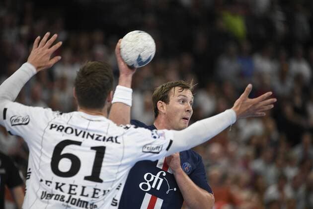 Sander Sagosen PSG Handball in front of Hendrik Pekeler THW Kiel , Handball, Men, REWE Cup, International Test Game, THW Kiel vs Paris St Germain, 14 08 19 Kiel Sparkassen Arena Schleswig Holstein Germany