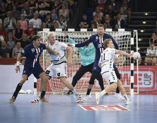 Gisli Thorgeir Kristjansson in front of Kamil Syprzak PSG Handball , Handball, Men, REWE Cup, International Test Game, THW Kiel vs Paris St Germain, 14 08 19 Kiel Sparkassen Arena Schleswig Holstein Germany