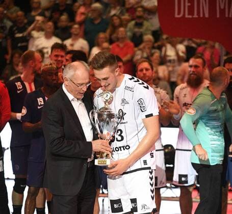 Nikola Bilyk THW Kiel is named best player by HBL President Uwe Schwenker, Handball, Men, REWE Cup, International Test Game, THW Kiel vs. Paris St Germain, 14 08 19 Kiel Sparkassen Arena Schleswig Holstein Germany