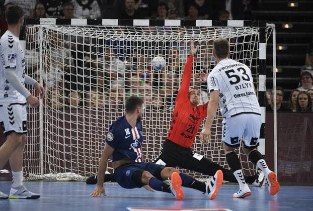 Dario Quenstedt THW Kiel stretches himself in vain, Handball, Men, REWE Cup, International Test Game, THW Kiel vs. Paris St Germain, 14 08 19 Kiel Sparkassen Arena Schleswig Holstein Germany