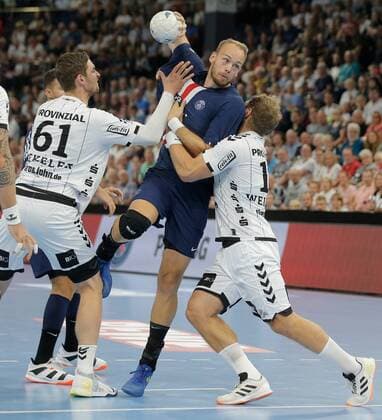 Handball Rewe Cup THW Kiel Paris Saint Germain, Kiel, 14 8 2019 No passing Henrik Toft Hansen Paris, 15 will be stopped in the duel against Hendrik Pekeler Kiel, 61 and Steffen Weinhold Kiel, 13 Copyright: xBEAUTIFULxSPORTS DRPx