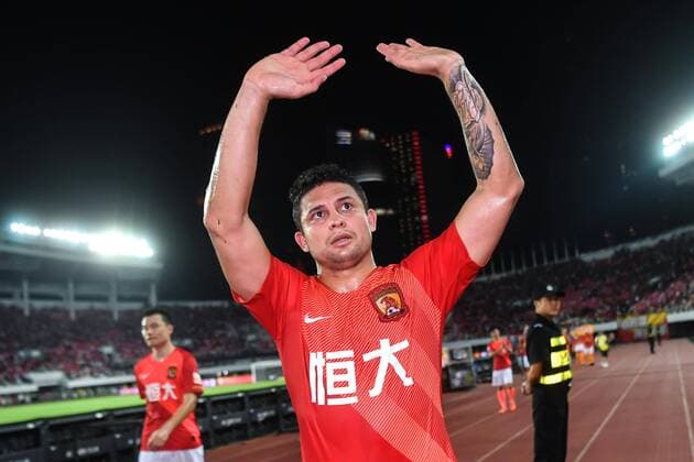 Brazilian football player Elkeson de Oliveira Cardoso, or simply Elkeson, of Guangzhou Evergrande Taobao F.C., center, thanks the audience after match in the 22nd round match during the 2019 Chinese Football Association Super League (CSL) in Guangzhou city, Guandong province, China, 15 August 2019. Guangzhou Evergrande Taobao F.C. competes against Chongqing SWM at 2019 CSL  732948199363969038