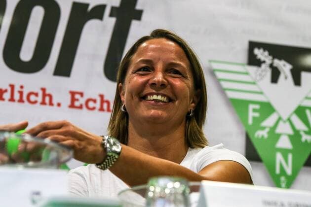 Losfee Inka Grings trainer SV Straelen mixes the balls, soccer draw 2 round districtSport Niederrheinpokal season 2019 2020, Duisburg, Sportschule Wedau, 15 08 2019, Duisburg Sportschule Wedau Nordrhein Westfalen Germany