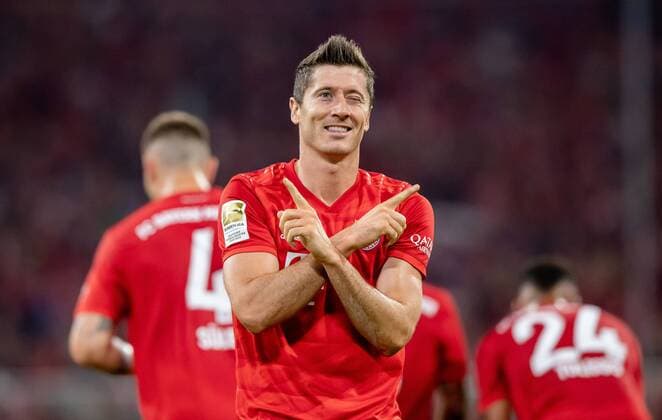 16. August 2019: Muenchen, Allianz Arena: Fussball 1. Bundesliga, 1. Spieltag: FC Bayern Muenchen - Hertha BSC: Muenchens Robert Lewandowski jubelt nach seinem Treffer zum 1:0. DFL REGULATIONS PROHIBIT ANY USE OF PHOTOGRAPHS AS IMAGE SEQUENCES AND OR QUASI-VIDEO. *** 16 August 2019 Munich, Allianz Arena Football 1 Bundesliga, 1 Matchday FC Bayern Munich Hertha BSC Munichs Robert Lewandowski cheers after his goal to 1 0 DFL REGULATIONS PROHIBIT ANY USE OF PHOTOGRAPHS AS IMAGE SEQUENCES AND OR QUASI VIDEO