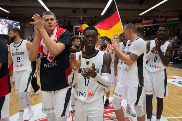 Basketball Hamburg 16.08.2019 Deutscher Basketball Bund DBB Nationalmannschaft Herren Männer Vorbereitungsspiel zum WM 2019 Supercup Deutschland (GER) - Ungarn (HUN) Moritz Wagner (Deutschland, No.13) Dennis Schröder Schroeder (Deutschland, No.17) Schröder Daniel Theis (Deutschland, No.10) Isaac Bonga (Deutschland, No.00) vlnr *** Basketball Hamburg 16 08 2019 German Basketball Bund DBB National Team Men Men Preparation game for the World Cup 2019 Supercup Germany GER Hungary HUN Moritz Wagner Germany, No 13 Dennis Schröder Schroeder Germany, No 17 Schröder Daniel Theis Germany, No 10 Isaac Bonga Germany, No 00 vlnr