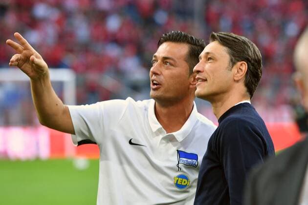 v li Ante COVIC,Coach Hertha BSC with Niko KOVAC Coach Bayern Muenchen , Gestik,zeigt Fussball 1 Bundesliga,1 Spieltag,1 Spieltag01, FC Bayern Muenchen M Hertha BSC Berlin B 2 2, am 16 08 2019 in Muenchen A L L I A N Z A R E N A, DFL REGULATIONS PROHIBIT ANY USE OF PHOTOGRAPHS AS IMAGE SEQUENCES AND OR QUASI VIDEO
