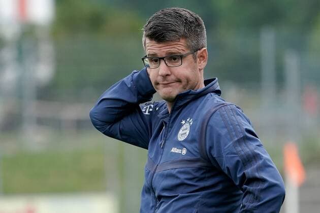 Jens Scheuer coach, head coach, FCB , single picture, action, action, disappointed looking, disappointment, frustration, disappointed, pessimistic, on the sidelines, 17 08 2019, Freiburg Germany , football, Flyeralarm Frauen Bundesliga, SC Freiburg FC Bayern München, DFB DFL REGULATIONS PROHIBIT ANY USE OF PHOTOGRAPHS AS IMAGE SEQUENCES AND OR QUASI VIDEO xozx